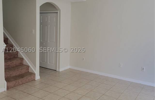 618 SW 106 AV Gallery 4