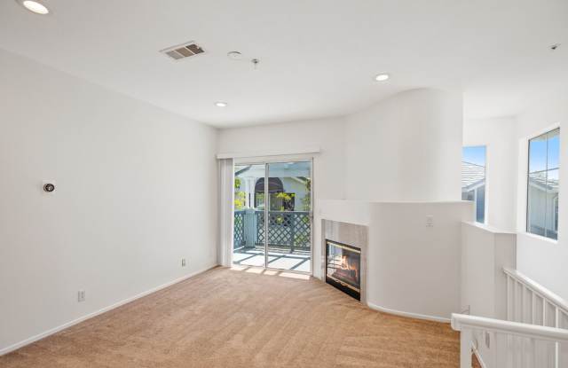 Welcome home to this cozy 2 bedroom townhome with attached garage in Aliso Viejo! Gallery 4