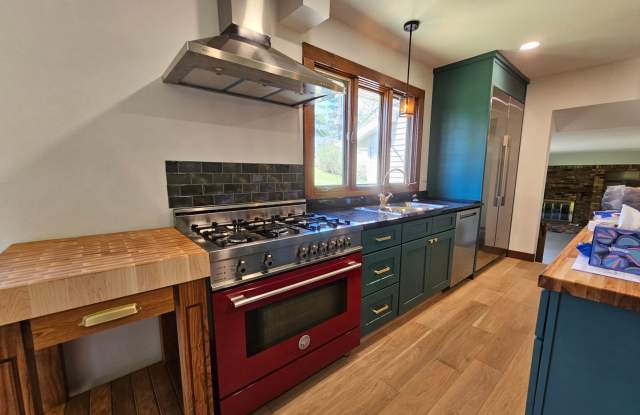 NE Newly updated 3 bedroom 2.5 bath home with attached garage close to I380 - 2965 Circle Hill Court Northeast, Cedar Rapids, IA 52402 NE Newly updated 3 bedroom 2.5 bath home with attached garage close to I380 - 2965 Circle Hill Court Northeast, Cedar Rapids, IA 52402