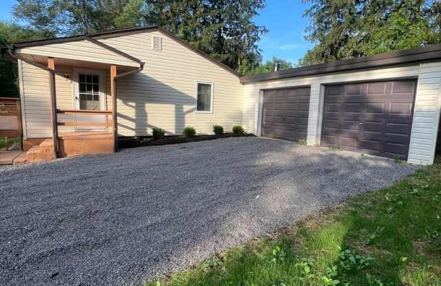 Private retreat in Cranberry offering 3 bedrooms, 2-bathrooms Gallery 4