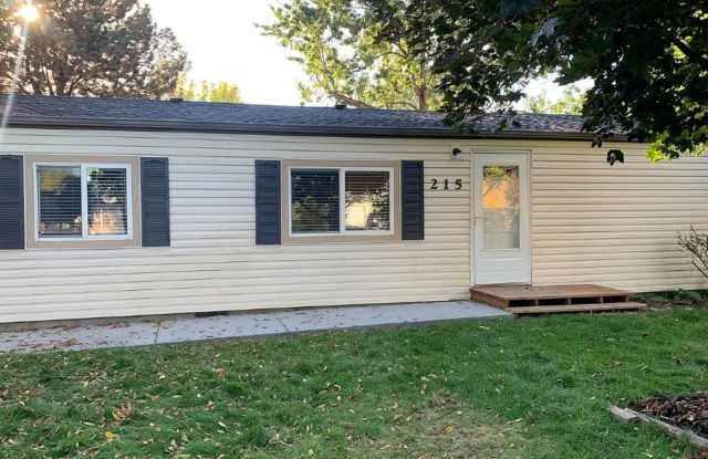 Charming 3-Bed, 2-Bath Home in Garden City photos photos