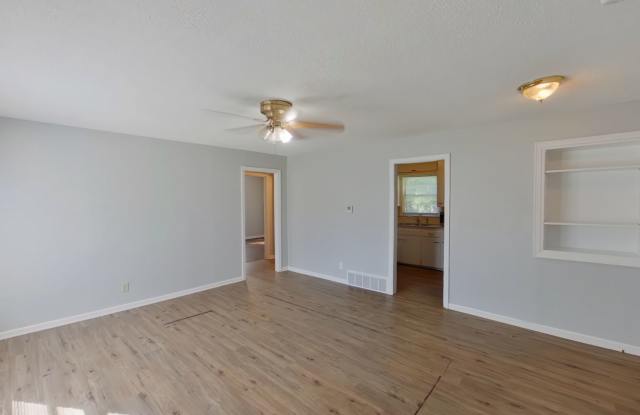 1557 N Broadview Gallery 3