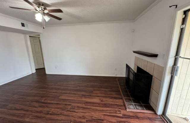 3 bed upstairs condo in Norman, community pool and plenty of parking! Gallery 4