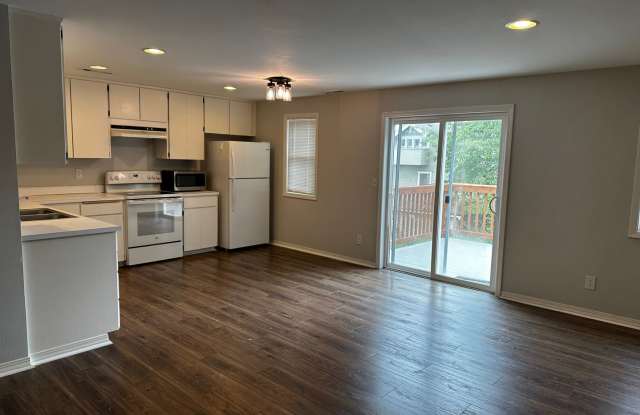 Very Spacious 1 Bedroom Upstairs Unit With A Private Deck photos photos