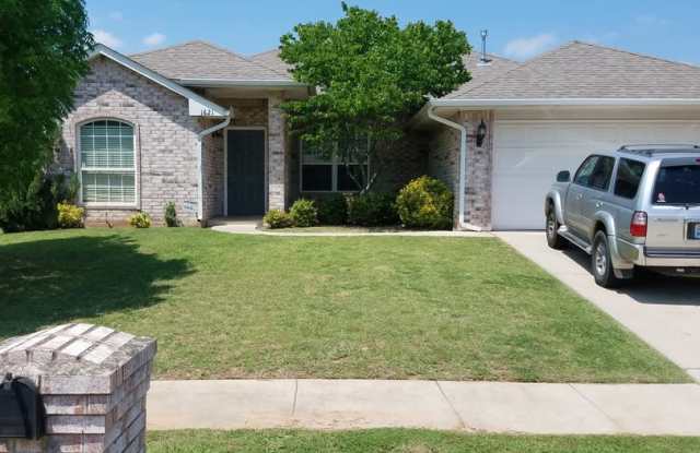 THIS HAS 4 1/2 BATHROOMS! 4 bed, 4.5 bath, 2 car garage home close to OU Campus!!!! photos photos