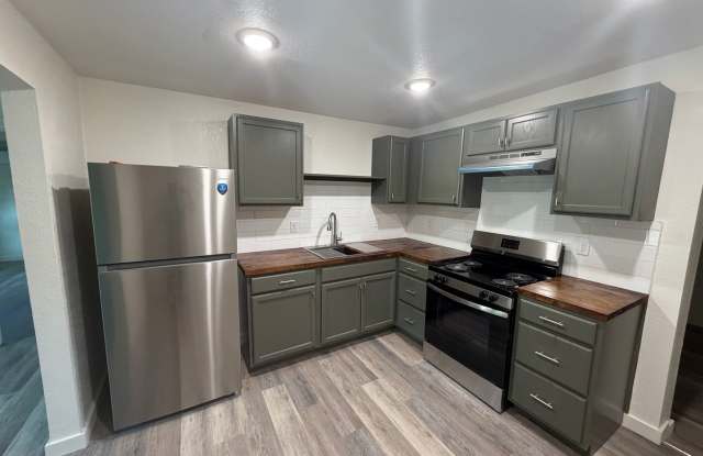 Newly Remodeled 2/1 with Large Backyard Gallery 3