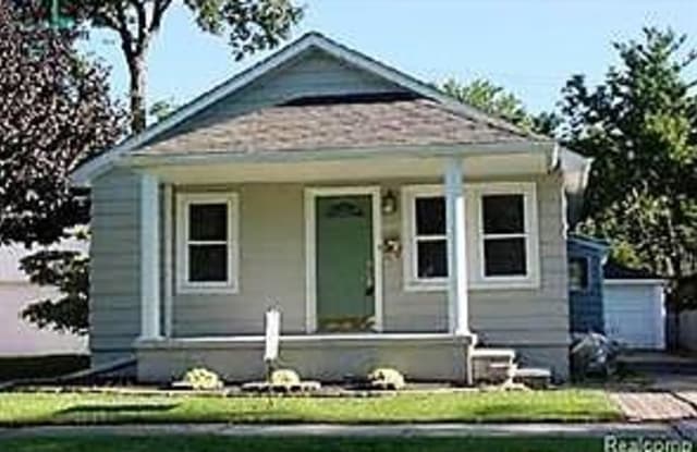 2030 ROSLYN Road - 2030 Roslyn Road, Grosse Pointe Woods, MI 48236