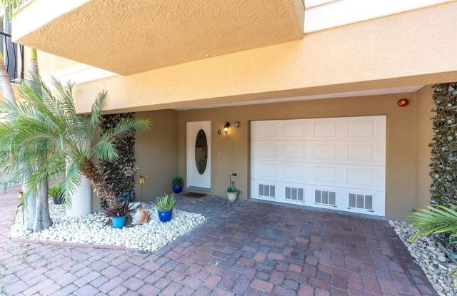 300 CAPRI Boulevard Gallery 3