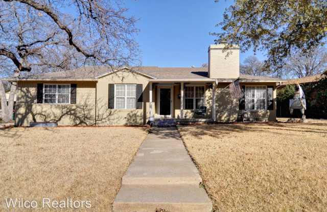 1913 Bluebird Ave - 1913 Bluebird Avenue, Fort Worth, TX 76111