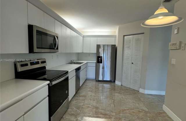 549 Racquet Club Road 32, Weston, FL 33326 photos photos