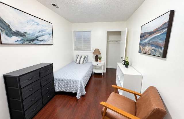 Great budget guy room downtown - affordable Gallery 2