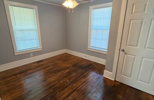 Newly renovated 2 bedroom house with large yard Gallery 4