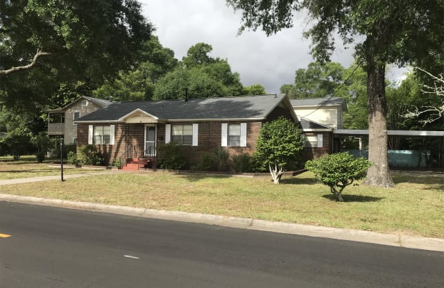 207 Chicago Avenue - 207 Chicago Avenue, Valparaiso, FL 32580