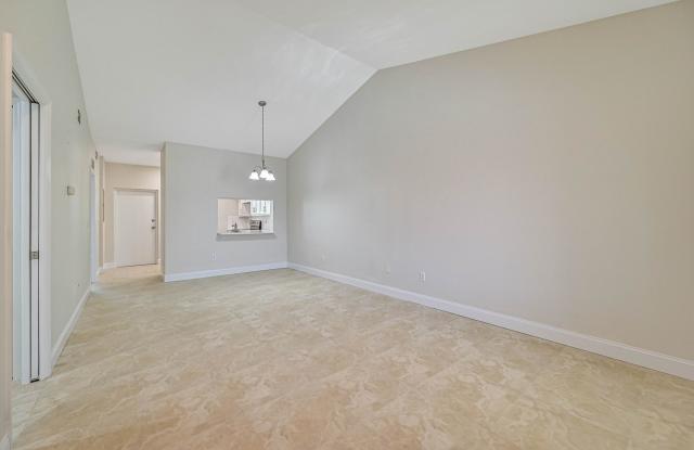 Newly Renovated 2nd Floor Condo ~ Six Mile Cypress Gallery 3