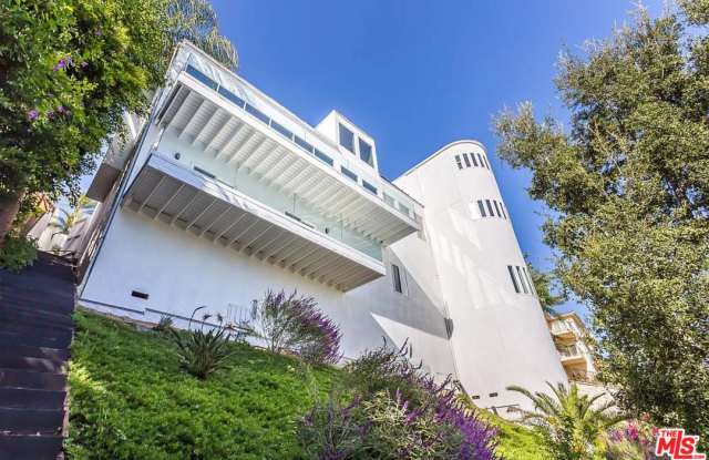 1961 DE MILLE Drive Gallery 2