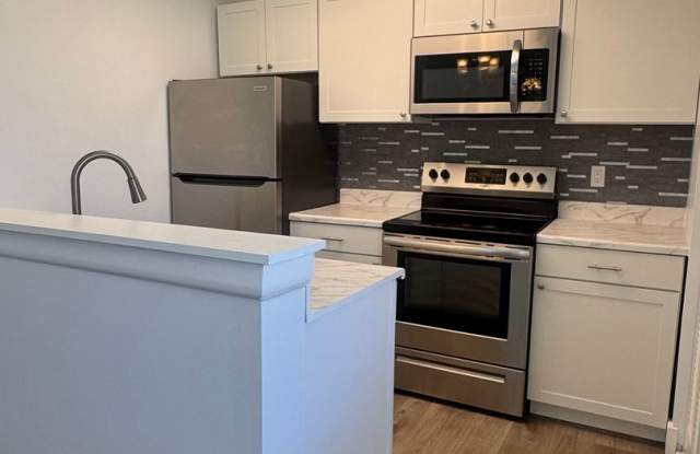 Charming 2 Bedroom with Garage … (flexible move in) photos photos