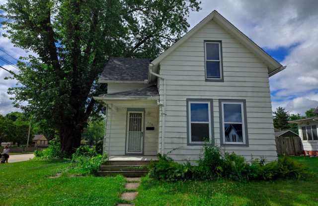 Charming 3-Bedroom Home with Garage in Moline, IL – Pet-Friendly! - 556 24th Avenue, Moline, IL 61265