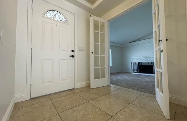 Single story 3 bedrooms 2 bathroom home located in Henderson Gallery 4