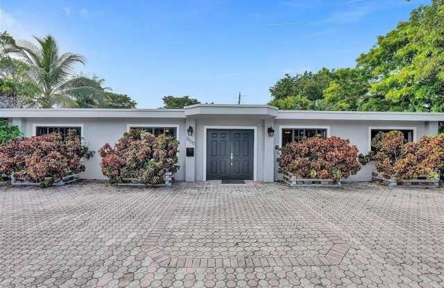 2500 NE 19th St photos photos