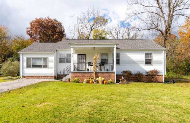 Charming East Ridge Rental – Spacious Yard, Updated Features  Pet-Friendly Living! photos photos