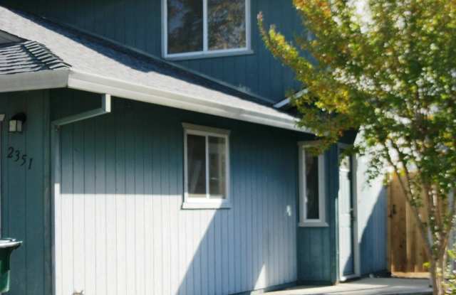 Lovely 2 Bedrooms 1.5 Bathrooms townhouse photos photos