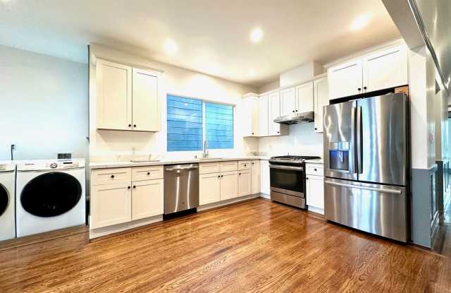 Large, Elegant Home Near USF w/ 6BR, 3BA Laundry, Yard, More! photos photos