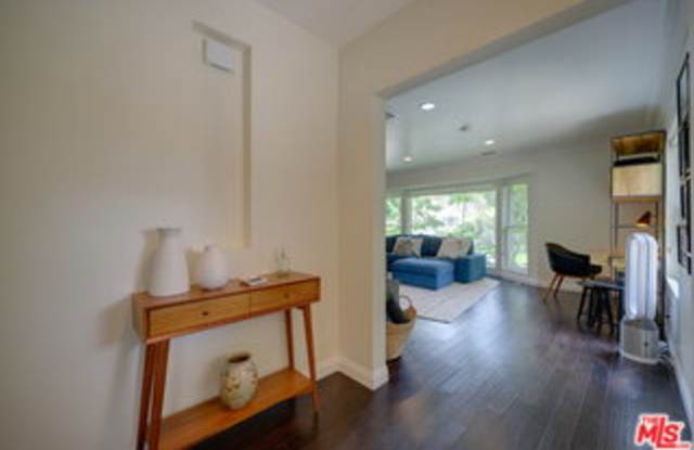 2241 South Beverly Drive Gallery 4