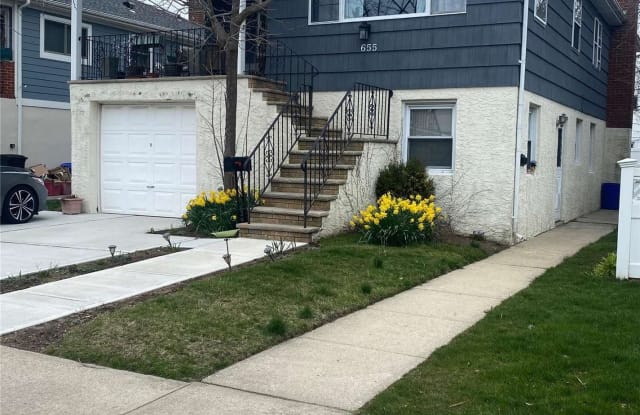 655 E Walnut Street - 655 East Walnut Street, Long Beach, NY 11561