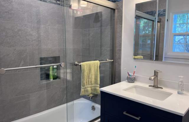 Fully Furnished- 2 bedroom/ 2 bathroom in Seacliff neighborhood walking distance to the beach Gallery 3