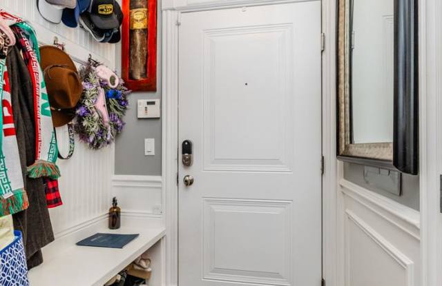 2540 W Diversey Avenue, photos photos