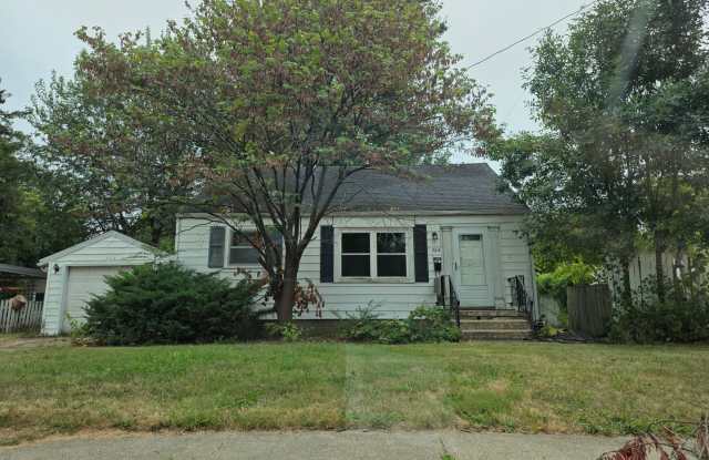 2 bedroom 1 bathroom house. Fenced in backyard. $1200.00 photos photos