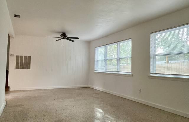 1109 Northeast 5th Place Gallery 2