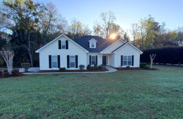 Charming 4BR/2BA Home with Hardwood Floors, Spacious Kitchen, and Screened Porch in Valdosta, GA! Gallery 1