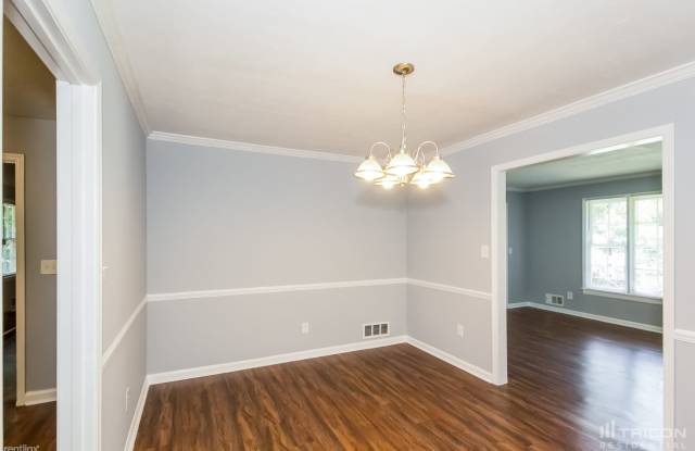1077 Viking Drive Gallery 3