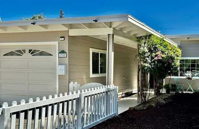 Cute Cottage in Belle Haven, Updated Interior, Remodeled Kitchen, Private Backyard! - 1312 Hill Avenue, Menlo Park, CA 94025