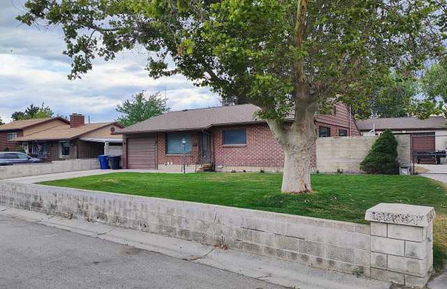 3 Bd 2 Bath Over 2500 sq ft in Sandy photos photos
