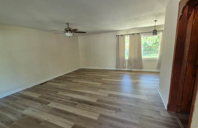 Charming 2 Bedroom 1.5 Bath for Rent Gallery 4