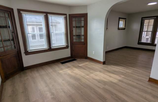 Charming 3 bedroom/1 bath home in the heart of Akron! photos photos