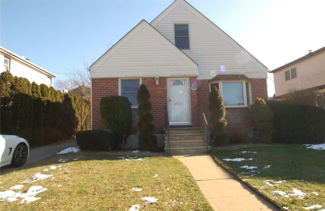 127 W Maple Drive - 127 Maple Dr W, North New Hyde Park, NY 11040