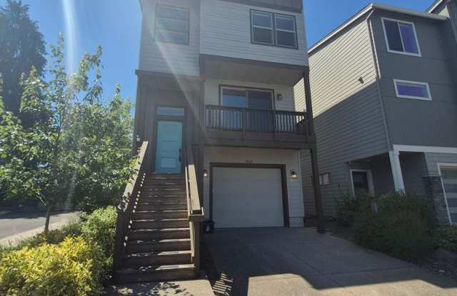 Great newer 3 story Townhouse behind Cooper Mountain elementary photos photos