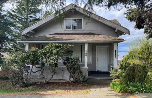 MOVE IN BEFORE 8/31  GET 1/2 OFF A FULL MONTH RENT 3 Bed, 1 Bath Unit in Fairhaven Close to Shopping  Restaurants  On a Bus line photos photos