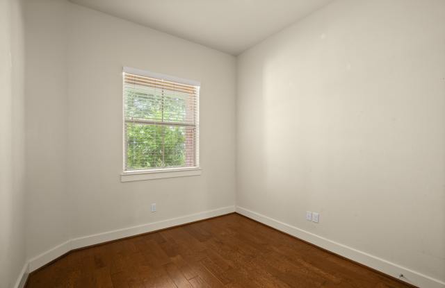 301 Bluff St Gallery 4