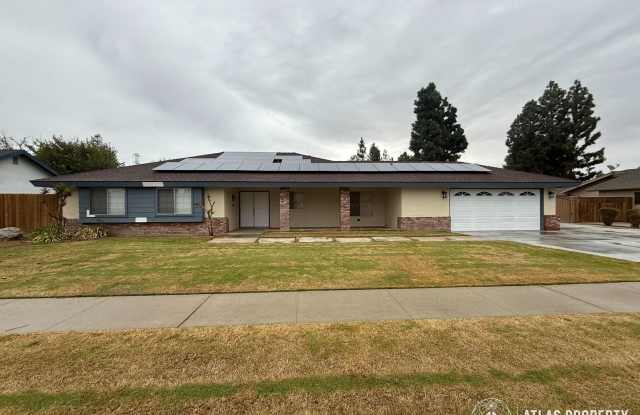 Beautiful 3 Bed/2 Bath NW Bakersfield Home w/ Paid Solar, Pool & Deposit Alternative Option Gallery 1