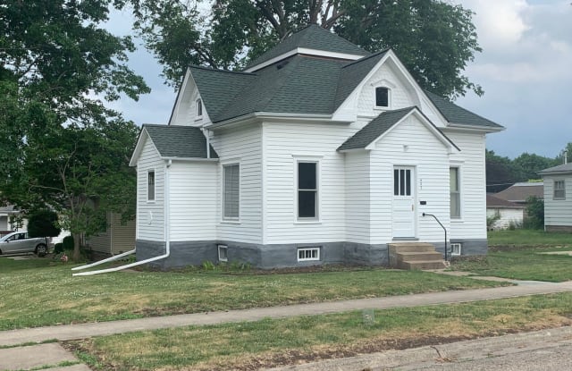 402 Pine Street - 402 Pine Street, Reinbeck, IA 50669