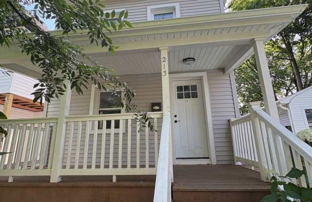 Gorgeous 3 bedroom 1 1/2 bathroom Single Family House photos photos