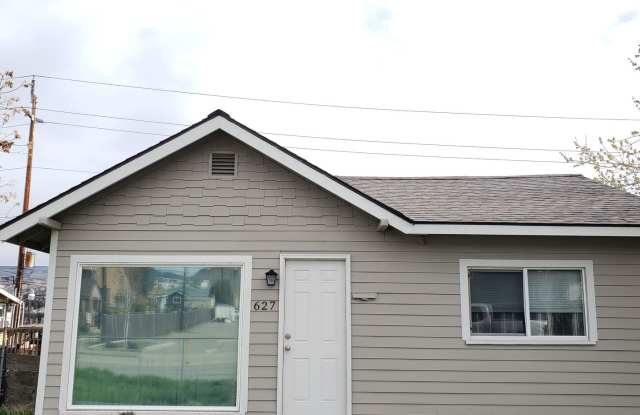 Cozy 1 bed, 1 bath house! Centrally located with washer dryer! - 627 South Mission Street, Wenatchee, WA 98801 Cozy 1 bed, 1 bath house! Centrally located with washer dryer! - 627 South Mission Street, Wenatchee, WA 98801