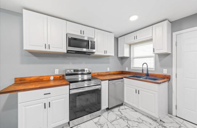 Move-In Special: $300 Off First Month if You Move on or before March 31, 2026! photos photos