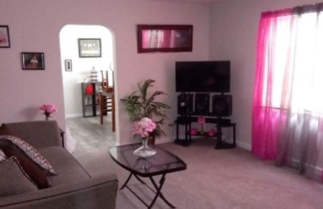 CUTE 3-BDRM, 2-BATH HOME IN THORNTON - AVAILABLE OCTOBER 1st! Gallery 3