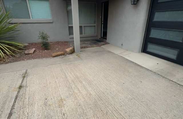4 Bedroom, 2 Bathroom Home! Schedule a Showing! Gallery 1