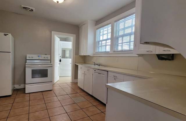 Spacious Blackstone Three Bedroom Available Now! Gallery 3